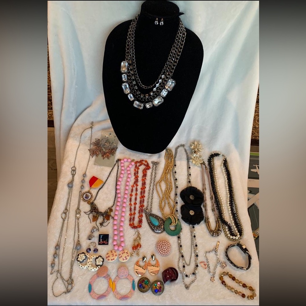 Large Vintage Costume Jewelry Lot 20+ Pieces Necklaces Earrings Bracelets Bundle